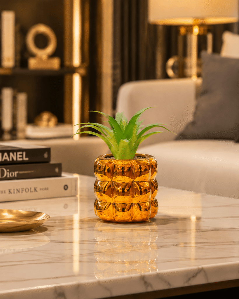 أصيص ذهبي لامع مع نبات صناعي تفاصيل الخامة والتشطيب