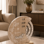 تقويم خشبي دائري Home Sweet Home على خلفية بيضاء