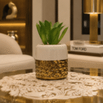أصيص أبيض وذهبي مع نبات صناعي بتصميم أنيق للديكور المنزلي