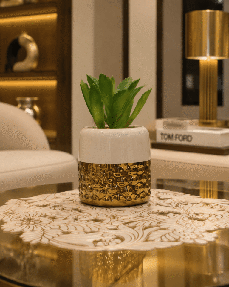 أصيص أبيض وذهبي مع نبات صناعي بتصميم أنيق للديكور المنزلي